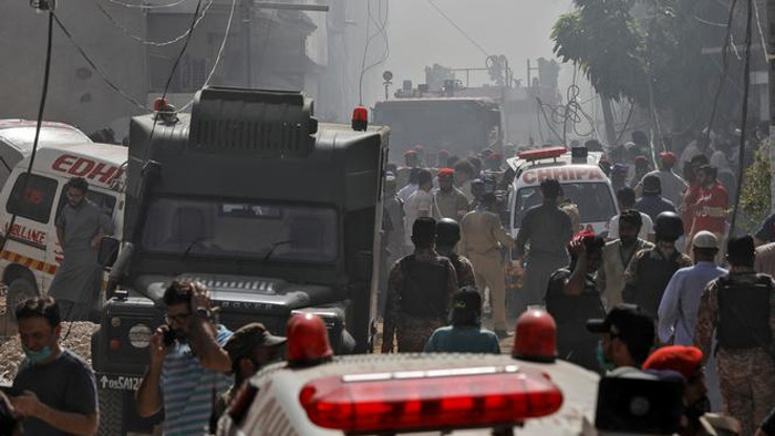 Pakistanda evlerin üzerine düşen uçakta flaş gelişme