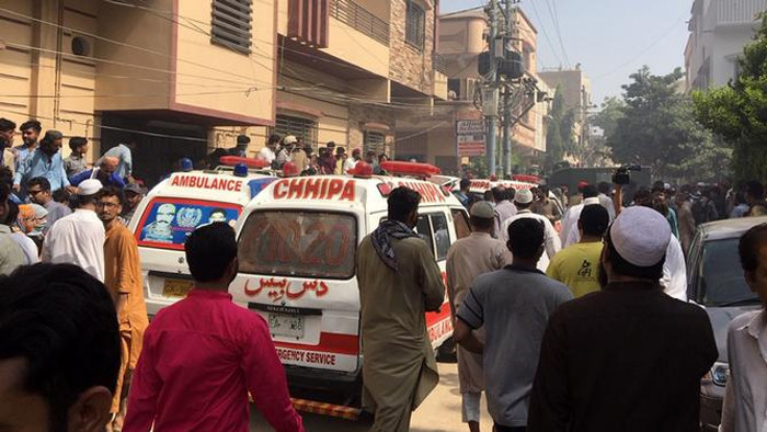 Pakistanda evlerin üzerine düşen uçakta flaş gelişme