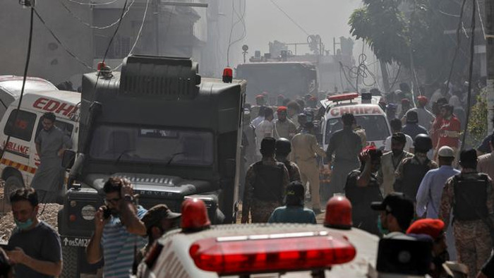 Pakistanda evlerin üzerine düşen uçakta flaş gelişme