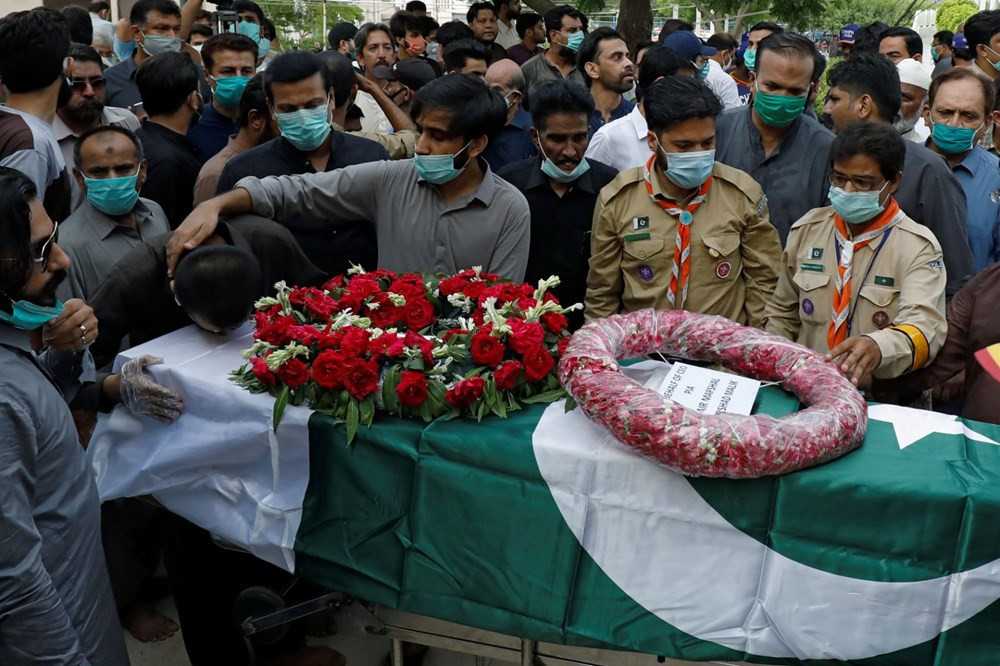 Pakistanda evlerin üzerine düşen uçakta flaş gelişme