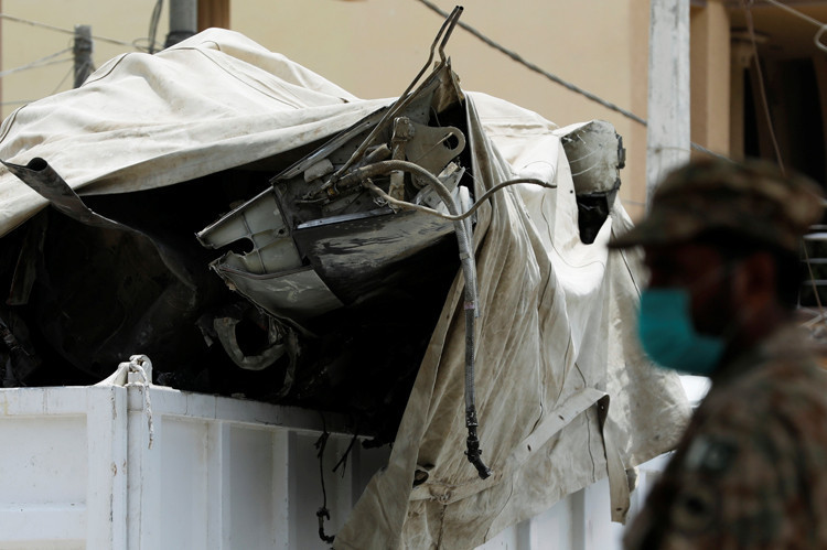 Pakistanda evlerin üzerine düşen uçakta flaş gelişme