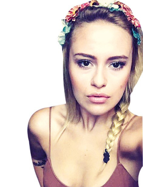 Sosyal medyasını yönetiyor Sosyal medyasını yönetiyor