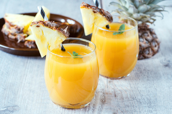 Ananas suyu yağları eritiyor