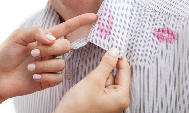 Bir erkeğin karısını aldattığını gösteren 12 işaret