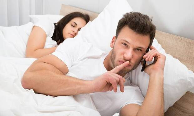 Bir erkeğin karısını aldattığını gösteren 12 işaret