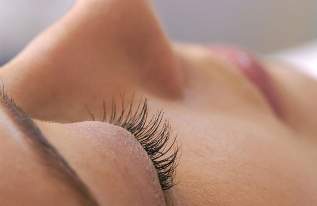 Ameliyatsız göz kapağı estetiği mümkün mü