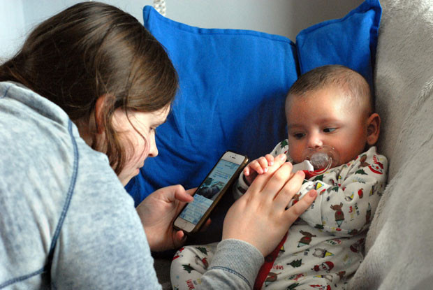 Bebeğinizi emzirirken telefonla oynuyor musunuz