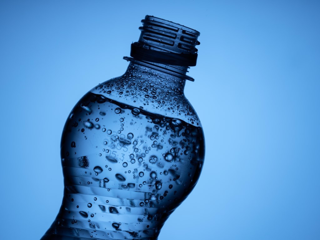 Maden suyunu bardaktan değil şişeden tüketin