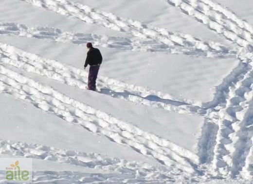 Karda ayak izleriyle sanat