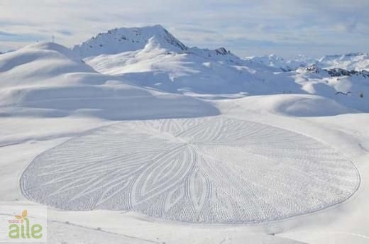 Karda ayak izleriyle sanat