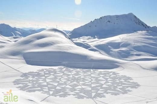 Karda ayak izleriyle sanat