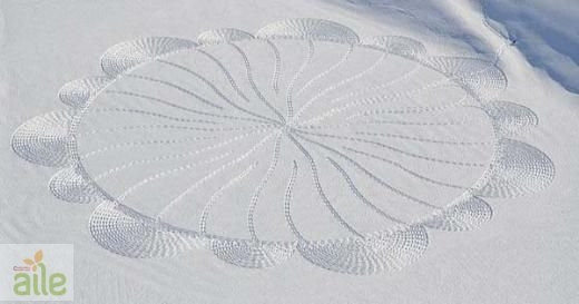 Karda ayak izleriyle sanat