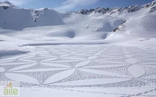 Karda ayak izleriyle sanat