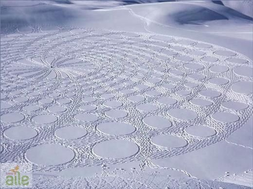 Karda ayak izleriyle sanat