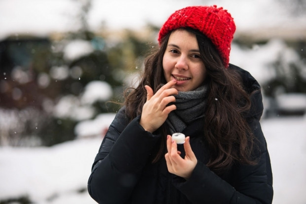 Dudaklarınıza koruyucu merhem sürün