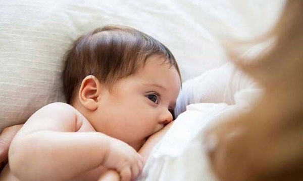 Bebeği uzun dönem emzirmenin anneye 6 yararı