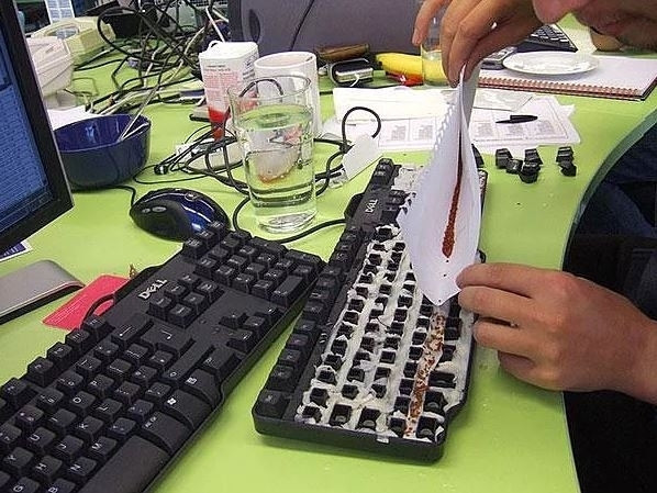 İş arkadaşınızın ya da evinizdeki herhangi bir üyenin klavyesine çim ekmeye ne dersiniz
