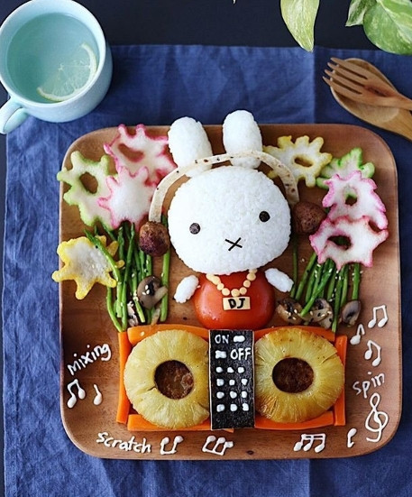 Çocuklarına yemeği sevdirmek için yola çıktı... O şimdi fenomen