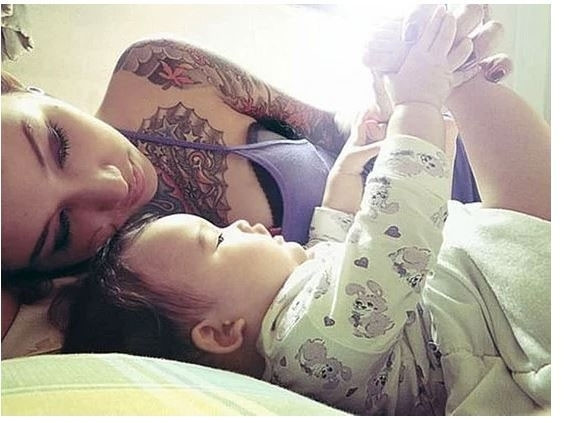 Dövmeli anneler ve şirin bebekleri