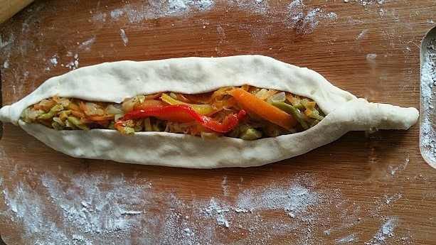 Vejeteryan pide (sebzeli pide) nasıl yapılır Vejeteryan pide (sebzeli pide) nasıl yapılır