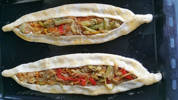 Vejeteryan pide (sebzeli pide) nasıl yapılır Vejeteryan pide (sebzeli pide) nasıl yapılır