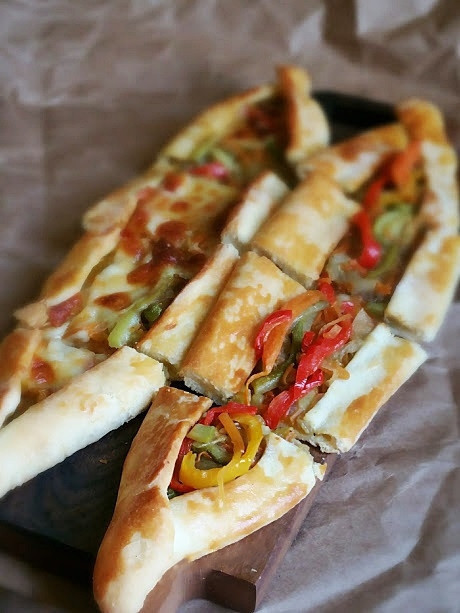 Vejeteryan pide (sebzeli pide) nasıl yapılır Vejeteryan pide (sebzeli pide) nasıl yapılır