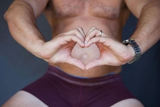 Hamile eşlerini kıskanıp kocaman göbekleriyle poz veren baba adayları