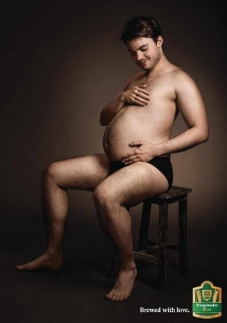 Hamile eşlerini kıskanıp kocaman göbekleriyle poz veren baba adayları