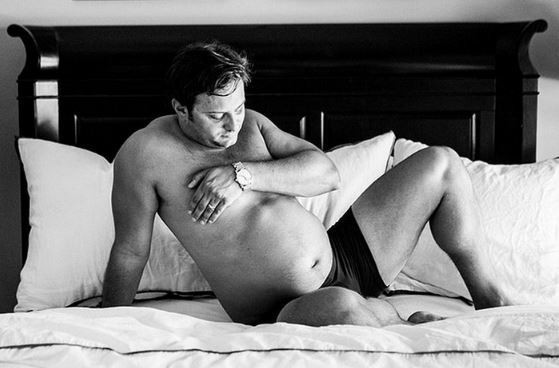 Hamile eşlerini kıskanıp kocaman göbekleriyle poz veren baba adayları