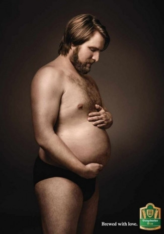 Hamile eşlerini kıskanıp kocaman göbekleriyle poz veren baba adayları