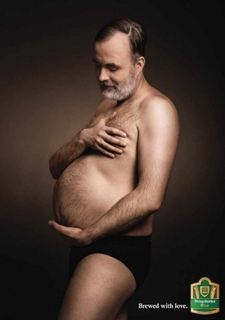 Hamile eşlerini kıskanıp kocaman göbekleriyle poz veren baba adayları