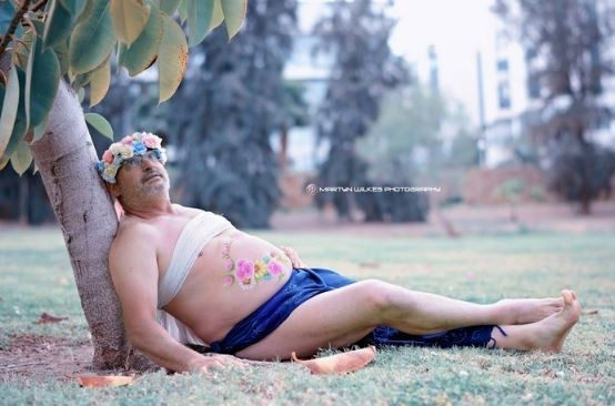 Hamile eşlerini kıskanıp kocaman göbekleriyle poz veren baba adayları