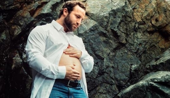 Hamile eşlerini kıskanıp kocaman göbekleriyle poz veren baba adayları