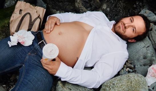 Hamile eşlerini kıskanıp kocaman göbekleriyle poz veren baba adayları