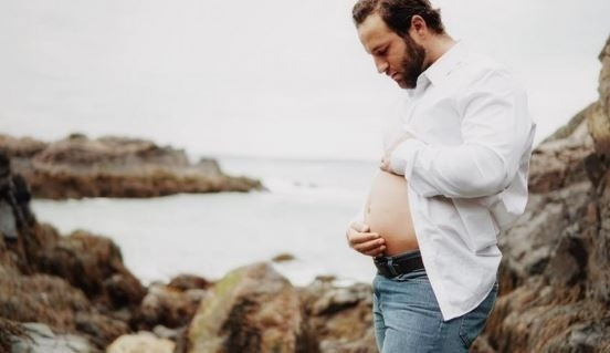 Hamile eşlerini kıskanıp kocaman göbekleriyle poz veren baba adayları