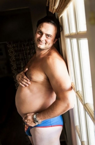 Hamile eşlerini kıskanıp kocaman göbekleriyle poz veren baba adayları