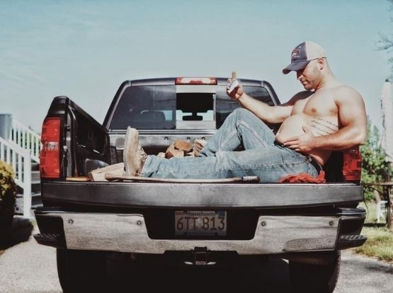 Hamile eşlerini kıskanıp kocaman göbekleriyle poz veren baba adayları