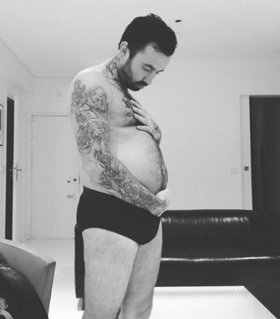 Hamile eşlerini kıskanıp kocaman göbekleriyle poz veren baba adayları