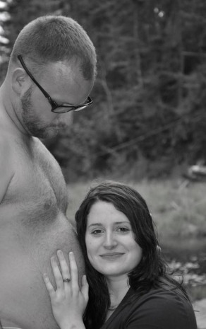 Hamile eşlerini kıskanıp kocaman göbekleriyle poz veren baba adayları