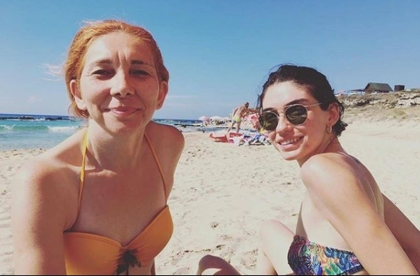 Hazar Ergüçlü ve annesi Neşe Ergüçlü