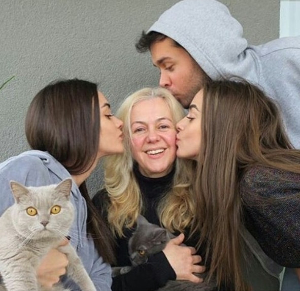 Hande ve Bensu Soral kardeşlerin anneleri Sebahat Soral