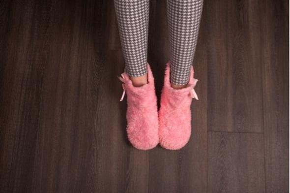 Bir çift yumuşak ev terliği