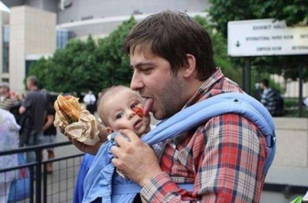 Babaları ile baş başa bırakılan çocukların hem dramatik hem de eğlenceli halleri