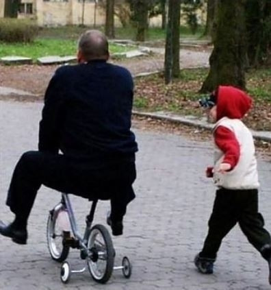 Babaları ile baş başa bırakılan çocukların hem dramatik hem de eğlenceli halleri