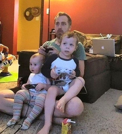 Babaları ile baş başa bırakılan çocukların hem dramatik hem de eğlenceli halleri