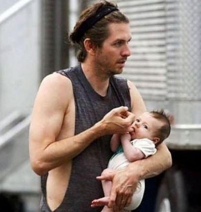 Babaları ile baş başa bırakılan çocukların hem dramatik hem de eğlenceli halleri