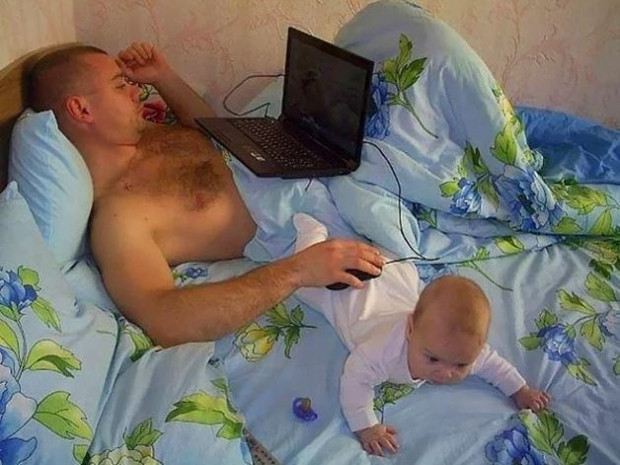 Babaları ile baş başa bırakılan çocukların hem dramatik hem de eğlenceli halleri