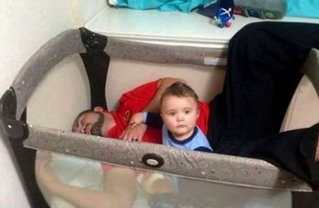 Babaları ile baş başa bırakılan çocukların hem dramatik hem de eğlenceli halleri