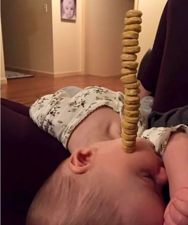 Babaları ile baş başa bırakılan çocukların hem dramatik hem de eğlenceli halleri