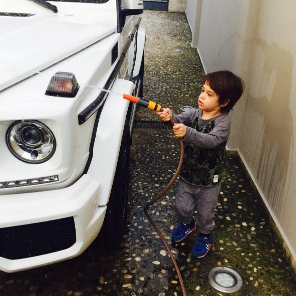 Arabayi yikiim da babam mutlu olsun demis  Hay koçum benim.